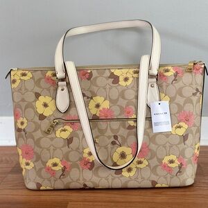 Coach Gallery Tote in signature canvas with Floral Cluster print